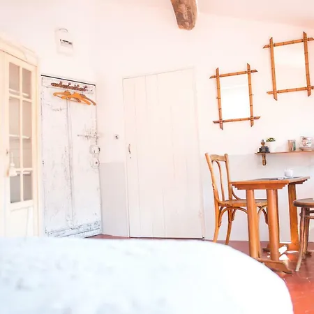 La 21, En Provence, Proche De Couette-café